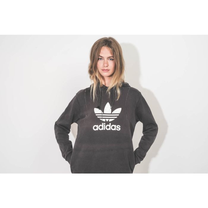 Sweatshirt à capuche Adidas vintage noir délavé logo blanc, upcyclé et customisé par Yekaterina Ivankova, détail du logo.