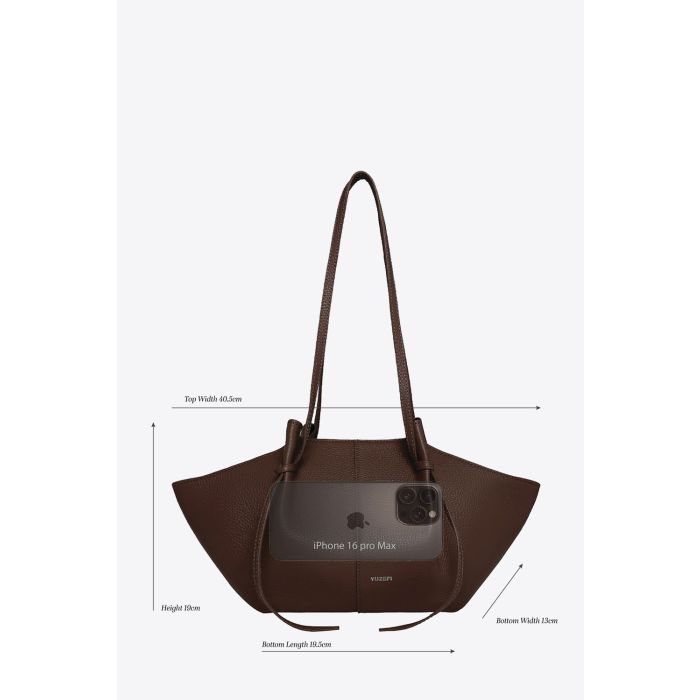 Dimensions du sac Mochi Yuzefi en cuir suédé Ganache marron foncé, sac porté épaule à la silhouette structurée avec anses nouées signature.