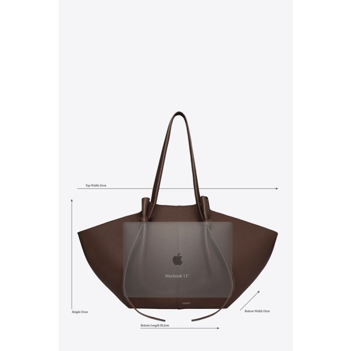 Contenance du sac cabas Mochi Large Yuzefi en cuir pony Savanna imprimé zèbre marron et écru, grand sac porté épaule à la ligne structurée et au style contemporain.