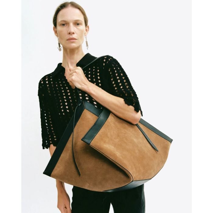 Sac cabas Wonton Yuzefi en cuir suédé cognac, porté de face à l'épaule.