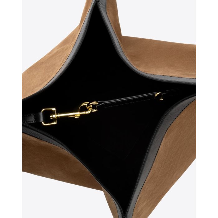 Sac cabas Wonton Yuzefi en cuir suédé cognac. Détail de la fermeture.