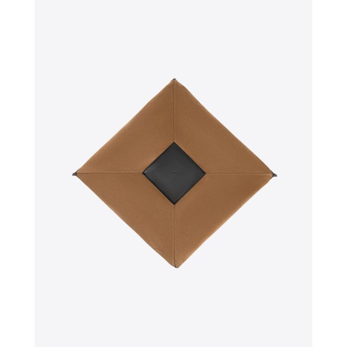 Sac cabas Wonton Yuzefi en cuir suédé cognac. Détail du dessous du sac.