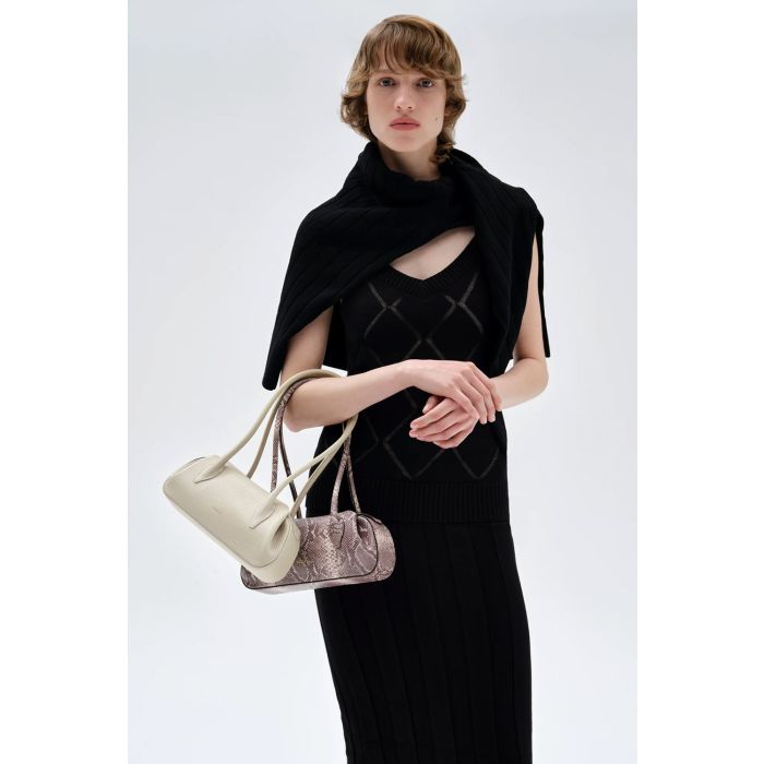 Sac Mini Oyster Yuzefi en cuir grainé Angora crème, mini sac baguette porté épaule au design contemporain. Porté sur l'avant bras.
