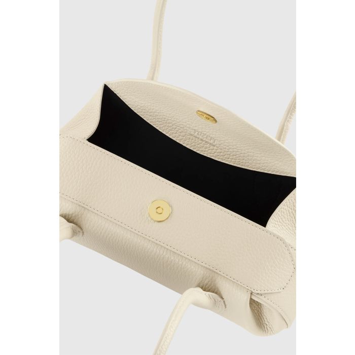 Sac Mini Oyster Yuzefi en cuir grainé Angora crème, mini sac baguette porté épaule au design contemporain. Détail de la fermeture à rabat aimantée sur le dessus du sac.
