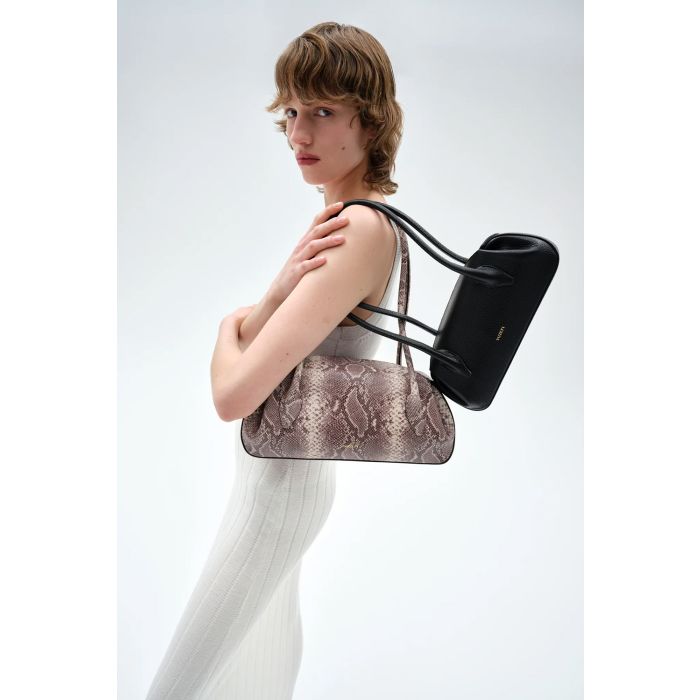Sac Mini Oyster Yuzefi en cuir grainé noir, mini sac baguette porté épaule au design contemporain. Porté épaule.