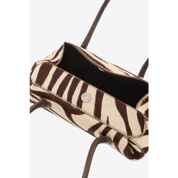 Sac Mini Oyster Yuzefi en cuir pony Savanna imprimé zèbre marron et écru, mini sac baguette porté épaule au design contemporain. Détail de la fermeture à rabat aimantée sur le dessus.