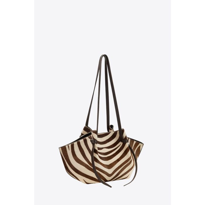 Sac Mochi Yuzefi en cuir pony Savanna imprimé zèbre marron et écru, sac porté épaule à la silhouette structurée avec anses nouées signature. Vue de profil.