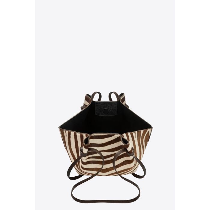 Sac Mochi Yuzefi en cuir pony Savanna imprimé zèbre marron et écru, sac porté épaule à la silhouette structurée avec anses nouées signature. Vue de l'intérieur.