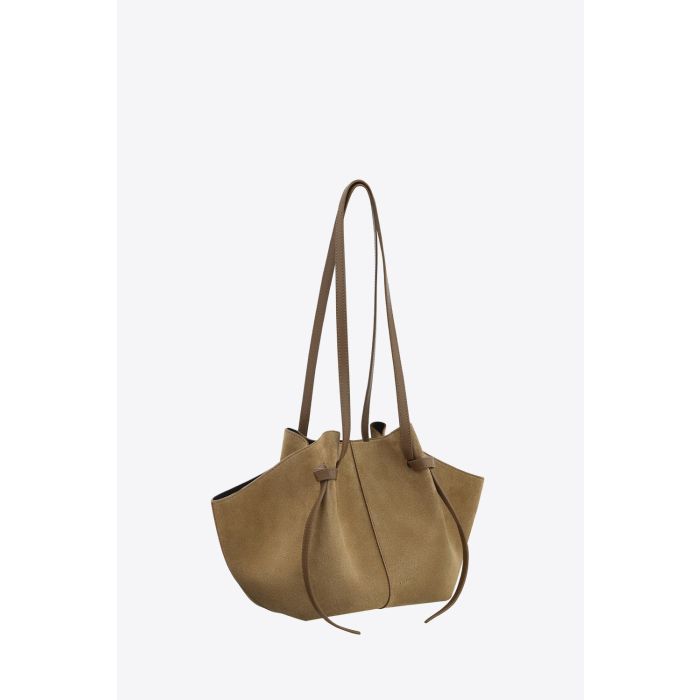 Sac Mochi Yuzefi en cuir suédé Fennel camel sable, sac porté épaule à la silhouette structurée avec anses nouées signature. Vue de profil.