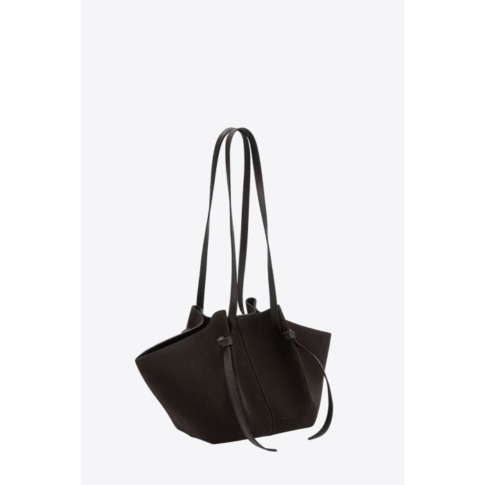 Sac Mochi Yuzefi en cuir suédé Ganache marron foncé, sac porté épaule à la silhouette structurée avec anses nouées signature. Vue de profil.