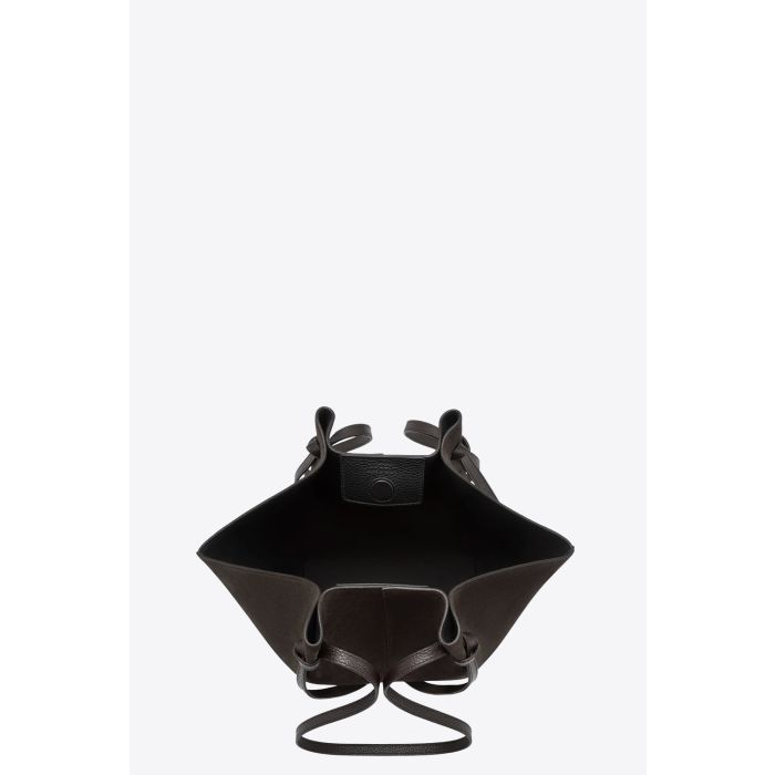 Sac Mochi Yuzefi en cuir suédé Ganache marron foncé, sac porté épaule à la silhouette structurée avec anses nouées signature. Vue de l'intérieur.