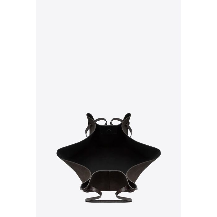 Sac cabas Mochi Large Yuzefi en cuir suédé Ganache marron foncé, grand sac porté épaule à la silhouette structurée et au design contemporain. Vue de l'intérieur.