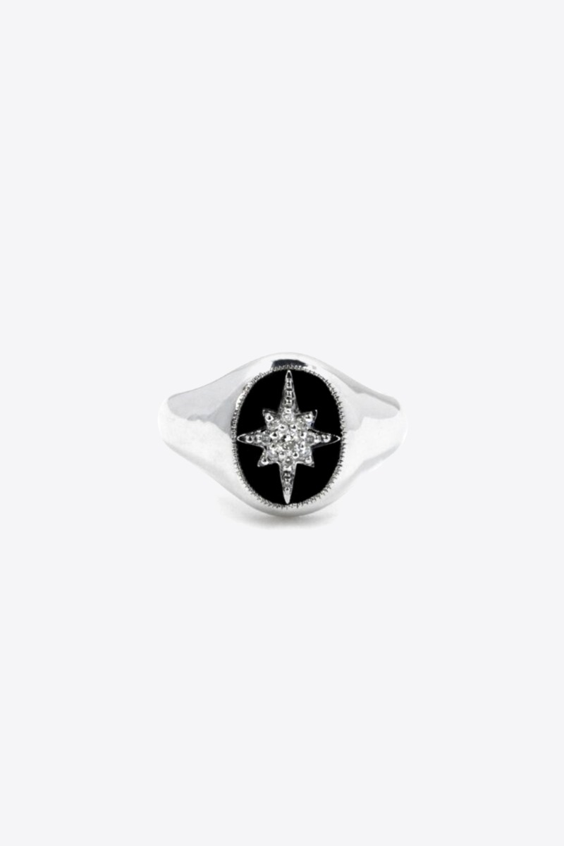 Produit Bague chevalière Make a Wish De Jaegher en argent, onyx et diamants. Vue de face.