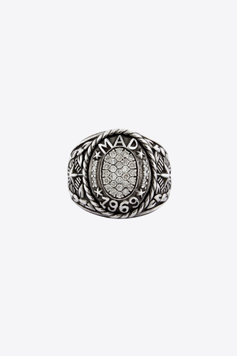 Bague chevalière Mad 1969 De Jaegher en argent et diamants blancs. Vue de face.