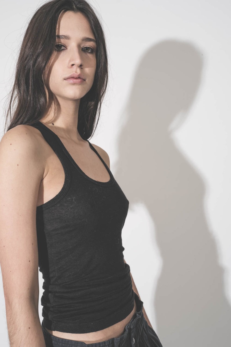 Débardeur Thea Isabel Marant Étoile en lin noir, porté de profil.