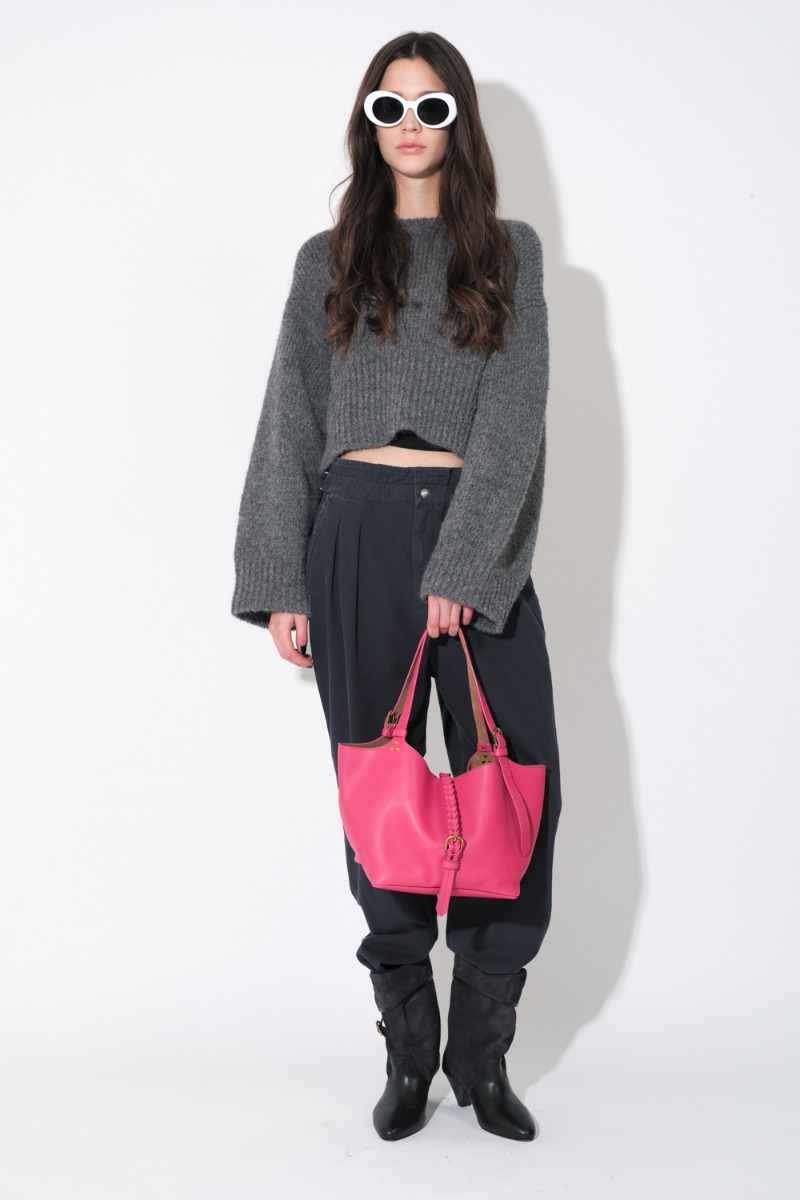 Débardeur Thea Isabel Marant Étoile en lin noir, porté sous un pull court en alpaga gris Thibault Van Der Straete.