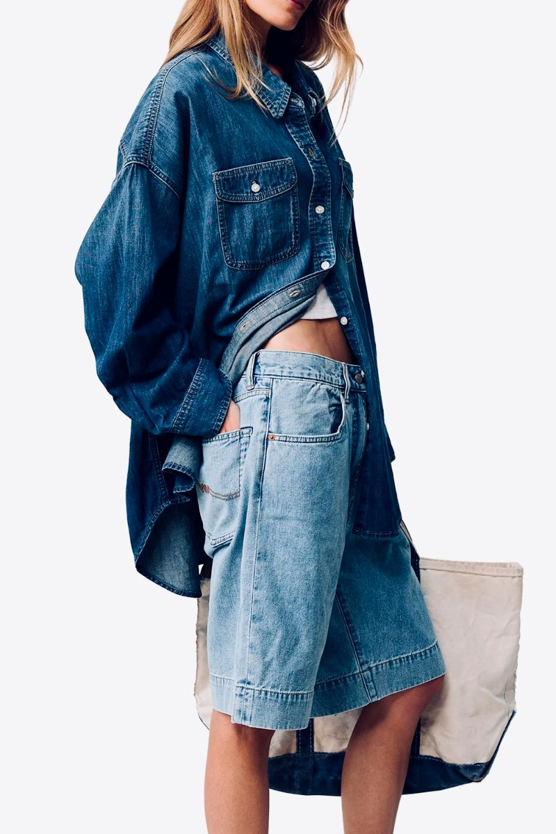 Short long Keaton Relaxed Denimist en denim &laquo; Stone Wash Blue &raquo;, port&eacute; de profil.