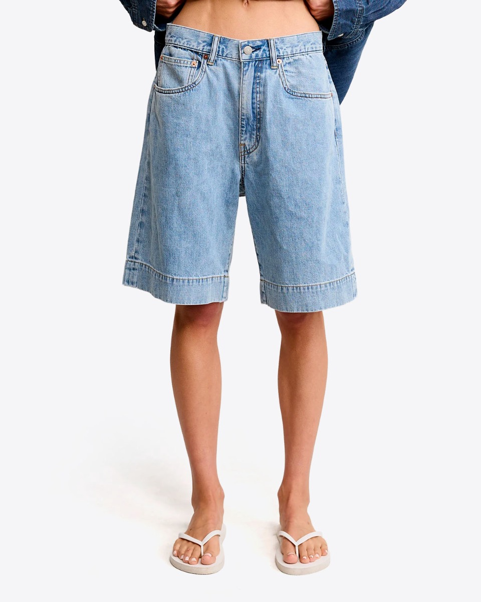 Short long Keaton Relaxed Denimist en denim &laquo; Stone Wash Blue &raquo;, port&eacute; de face.
