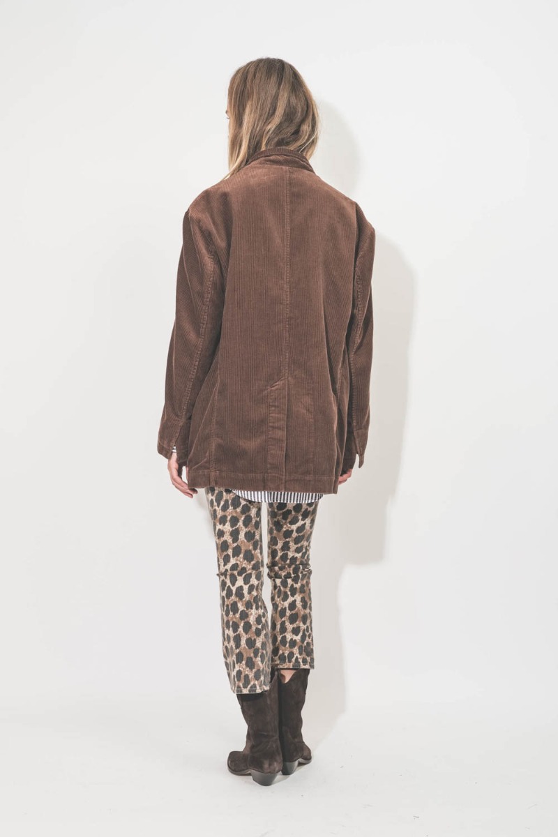 Veste oversize deconstructed Denimist en velours côtélé marron. Portée de dos avec un jean léopard R13.