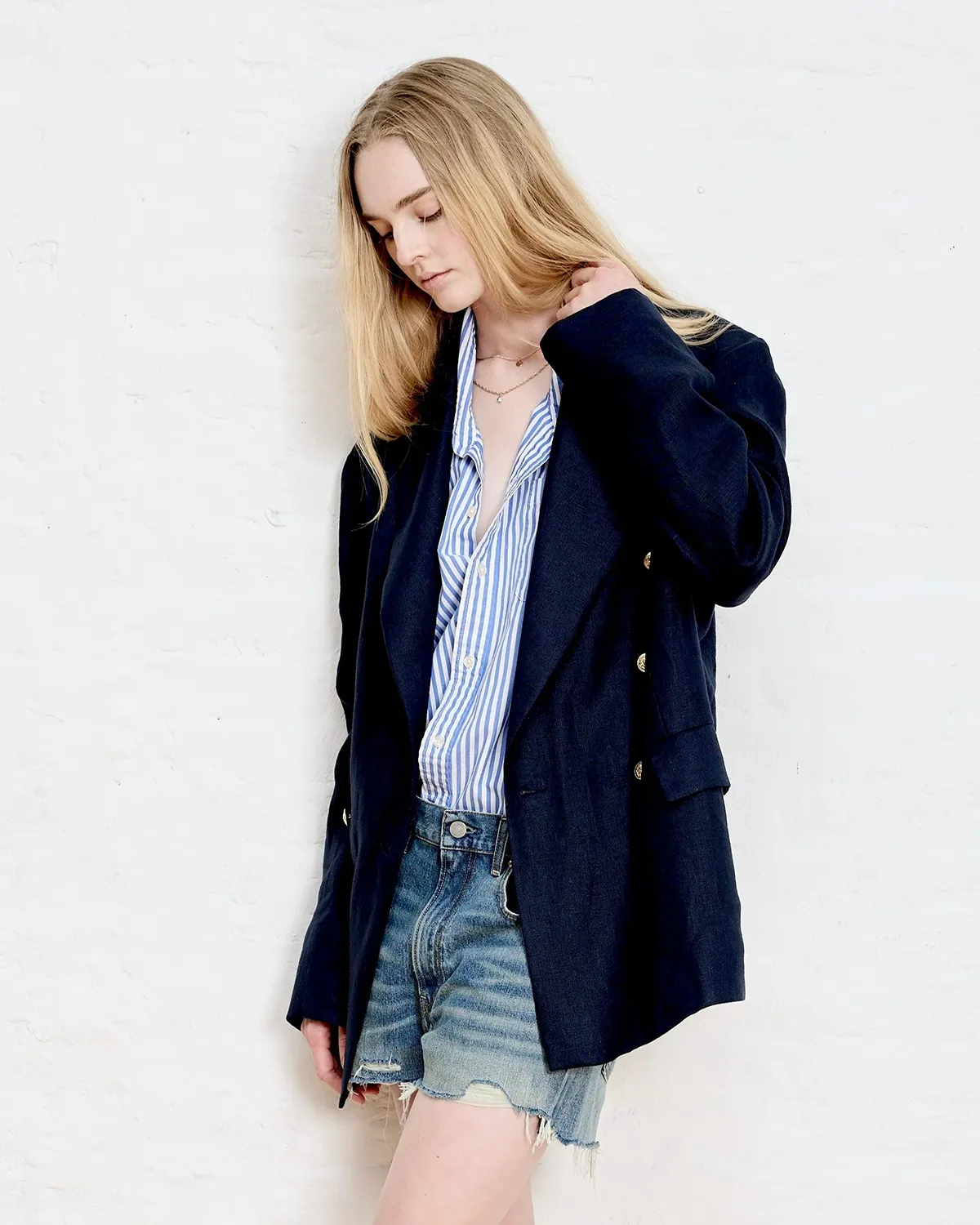 Produit Veste croisée en lin bleu marine double boutonnage Denimist. Porté avec une chemise à rayures bleu ciel. 