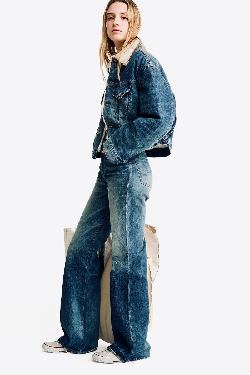 Blouson en jean fourr&eacute; Iris Trucker Denimist. Port&eacute; de profil.