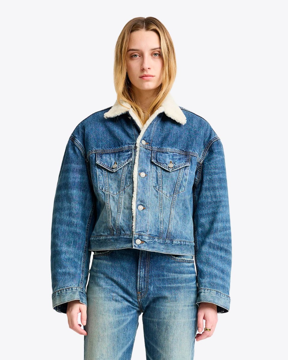 Blouson en jean fourr&eacute; Iris Trucker Denimist. Port&eacute; ferm&eacute; de face.