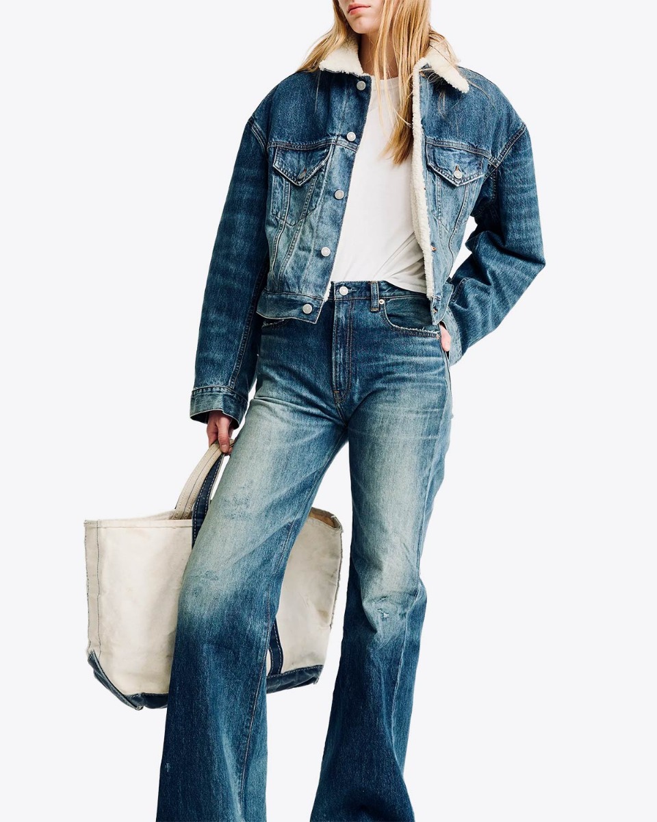 Blouson en jean fourr&eacute; Iris Trucker Denimist. Port&eacute; ouvert sur un tee-shirt blanc.