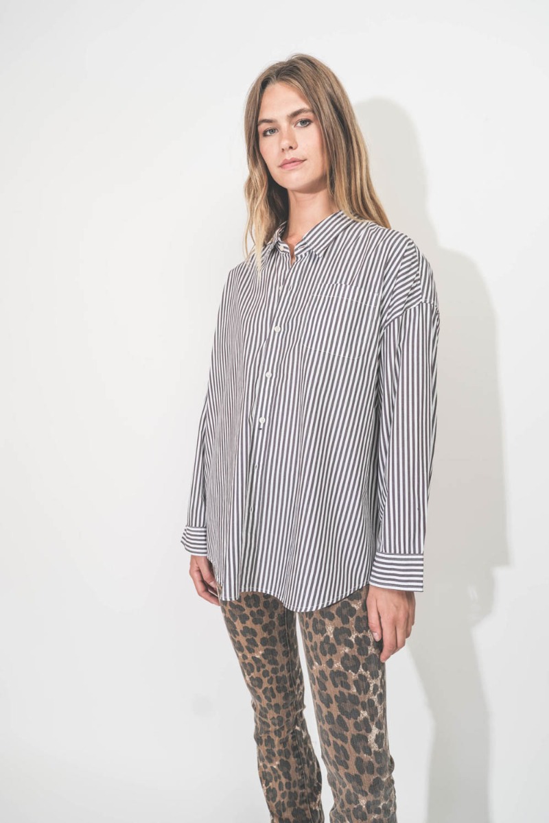 Chemise Button Front Shirt Denimist en coton à larges rayures marron. Portée de face.