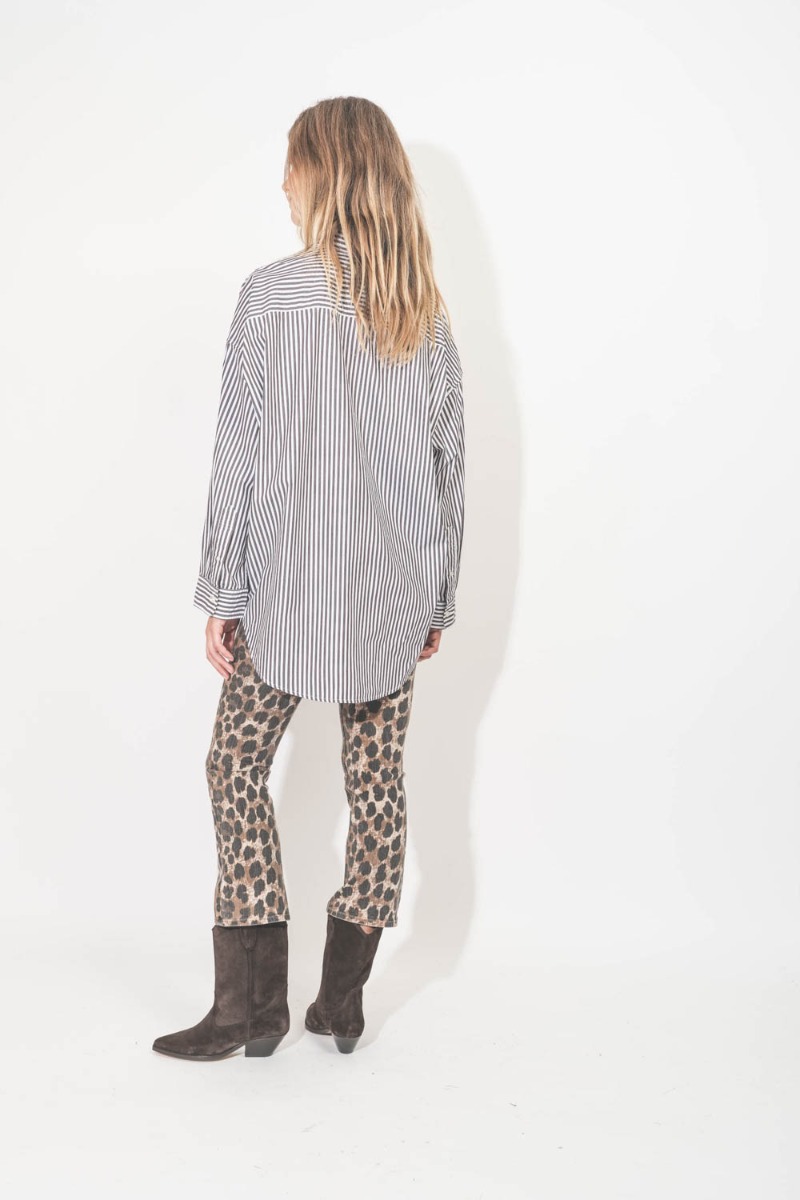 Chemise Button Front Shirt Denimist en coton à larges rayures marron. Portée de dos.