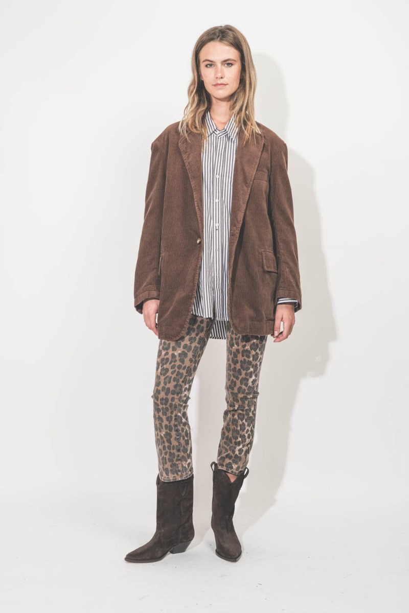 Chemise Button Front Shirt Denimist en coton à larges rayures marron. Portée sous une veste oversize en velours côtelé marron.