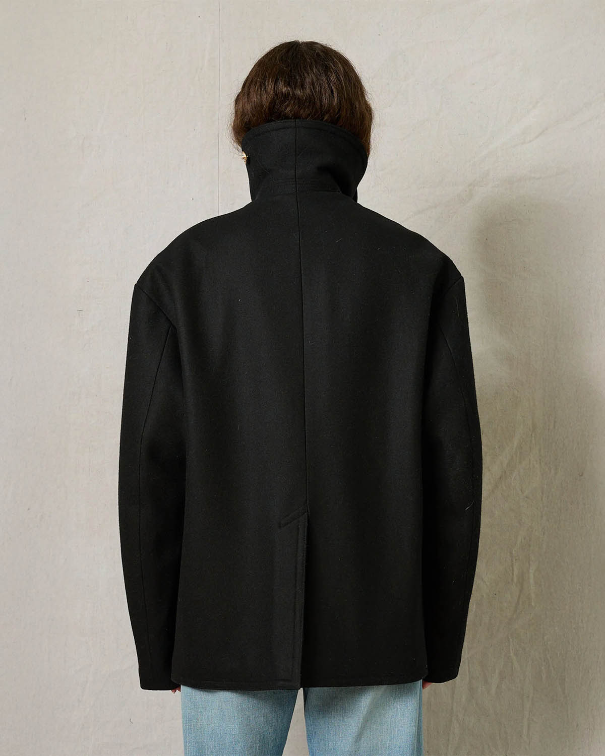 Caban oversize en drap de laine noir boutons gravés dorés Denimist. Porté de dos.