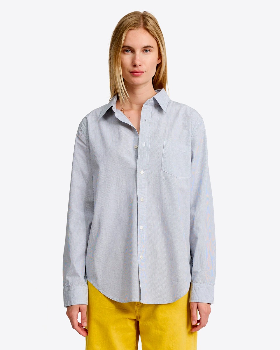 Chemise Boyfriend Denimist en coton &agrave; fines rayures &eacute;cru et marine, port&eacute; de face.