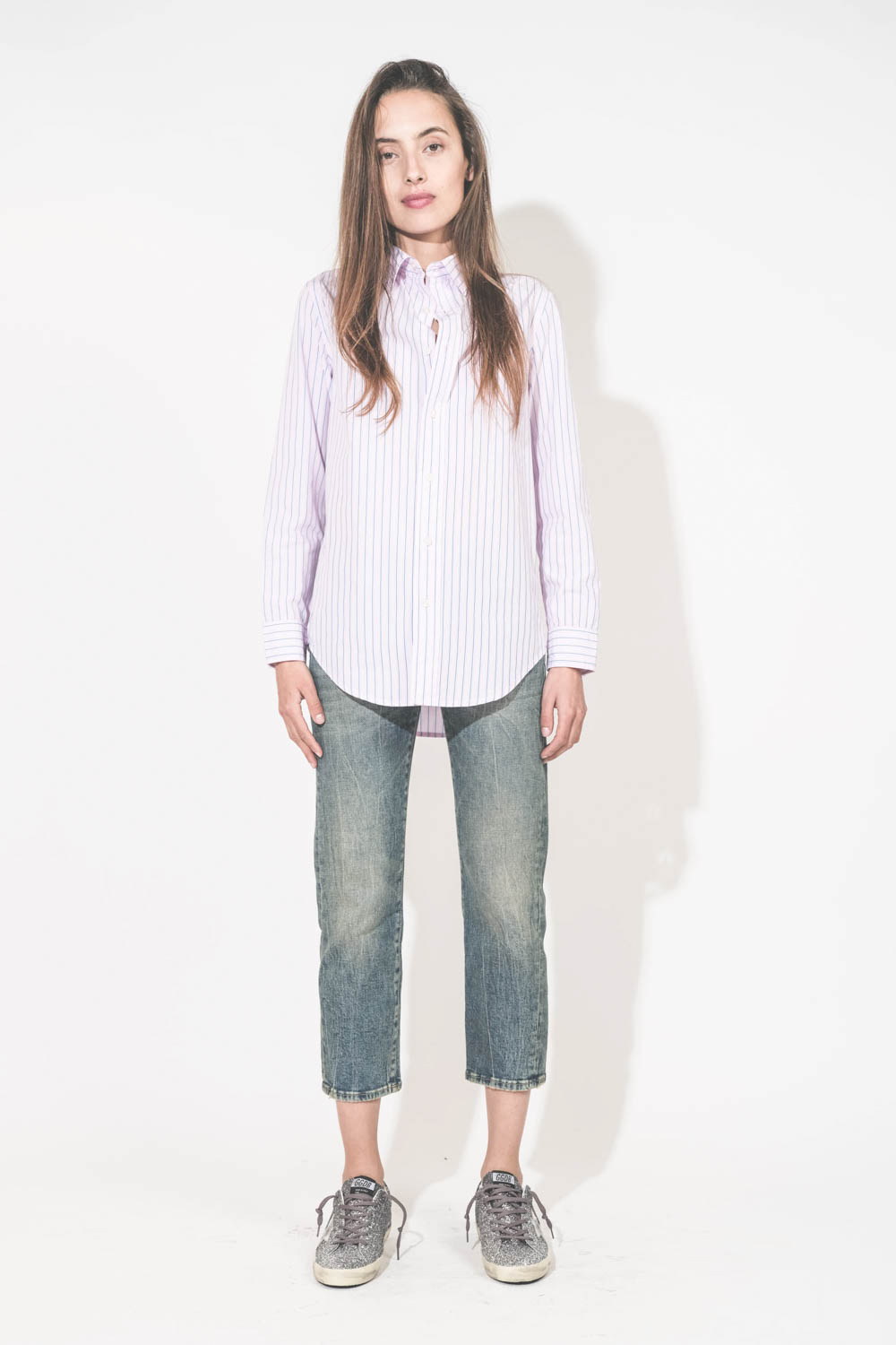 Chemise en popeline de coton rayé rose-bleu-blanc Boyfriend Denimist. Portée avec un jean Boy Straight bleu R13 denim et des sneakers en cuir à paillettes Super-Star Golden Goose. 
