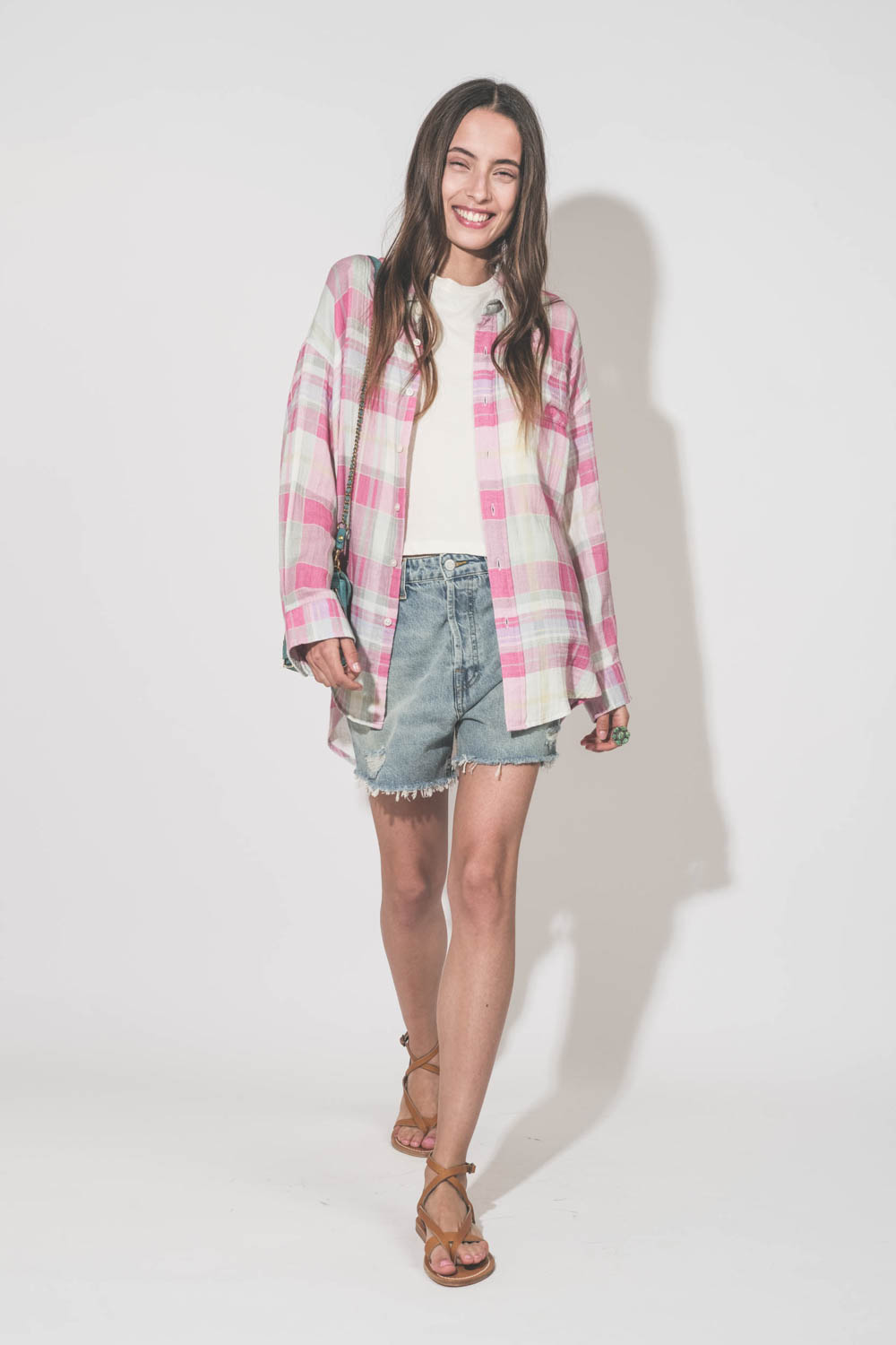 Chemise oversize à carreaux roses Button Front Denimist. Porté avec un tee-shirt Peak Shoulder écru The Great, un short en jean bleu Mikuta et des sandales Aubigne Pul naturel K.Jacques Saint-Tropez.