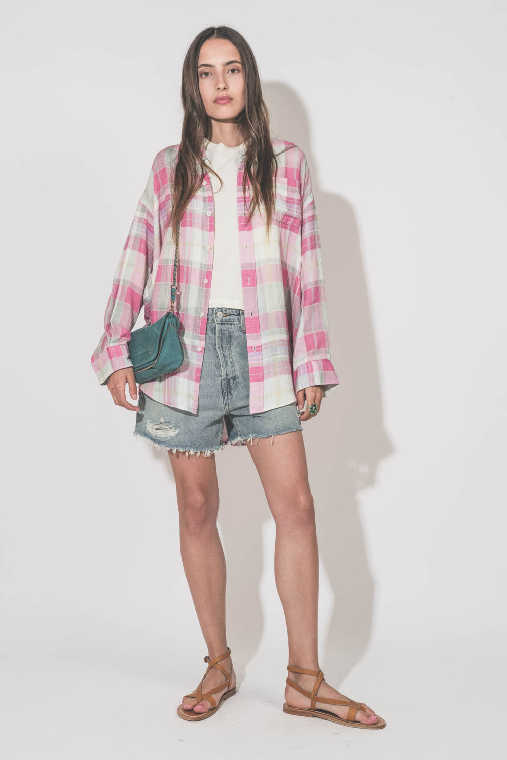 Chemise oversize à carreaux roses Button Front Denimist. Porté avec un tee-shirt Peak Shoulder écru The Great, un short en jean bleu Mikuta, des sandales Aubigne Pul naturel K.Jacques Saint-Tropez et un mini-sac Bobi S Croco Agave Jérôme Dreyfuss.