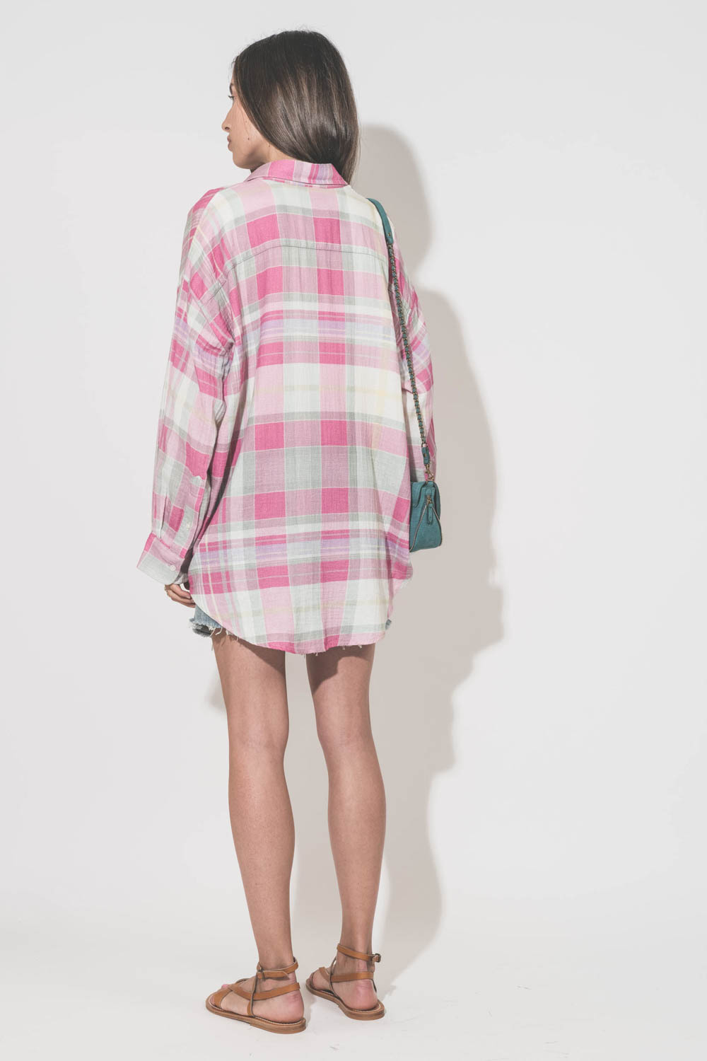 Chemise oversize à carreaux roses Button Front Denimist. Porté de dos avec un short en jean bleu Mikuta, des sandales Aubigne Pul naturel K.Jacques Saint-Tropez et un mini-sac Bobi S Croco Agave Jérôme Dreyfuss.