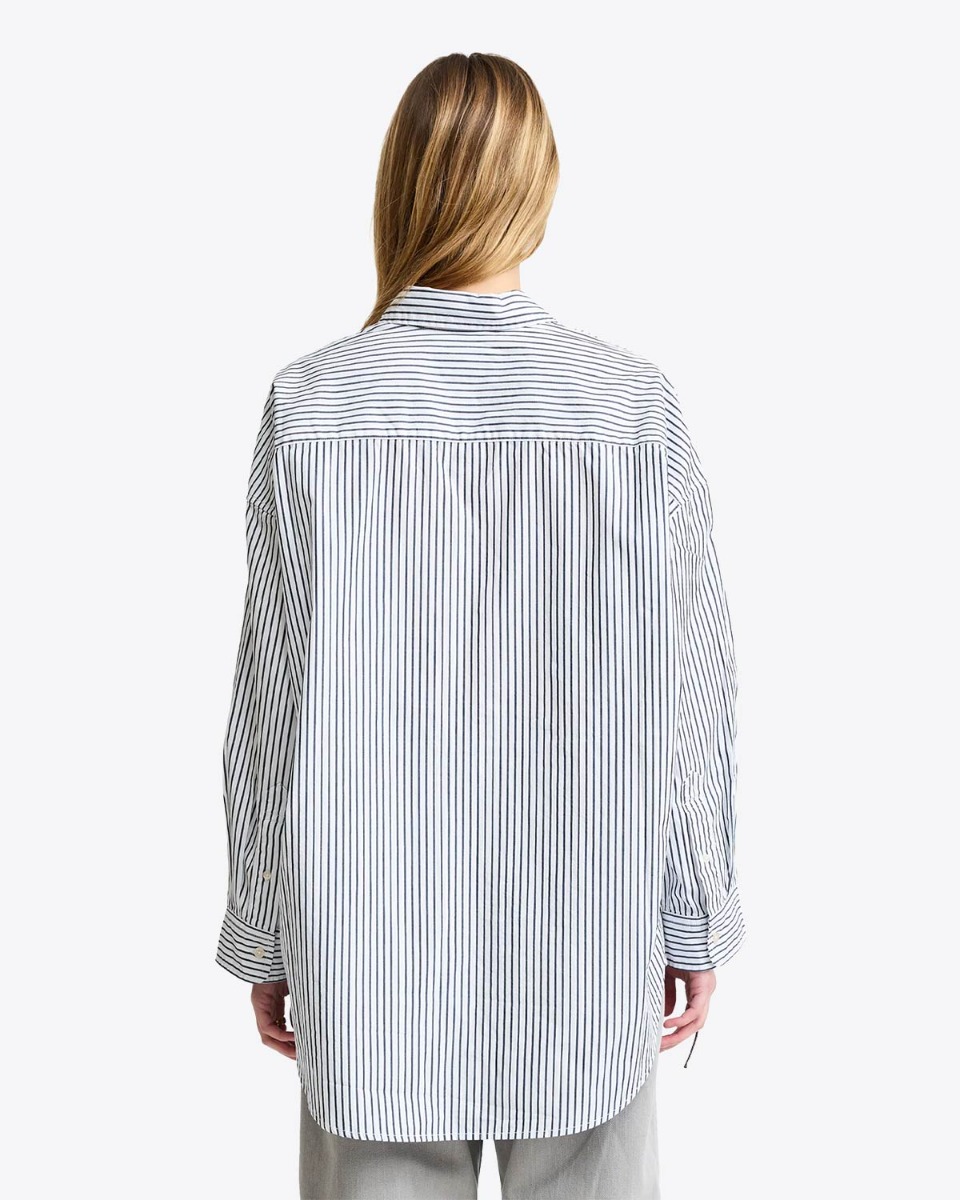 Chemise Button Front Shirt Denimist en popeline de coton blanche rayures marine portée de dos.