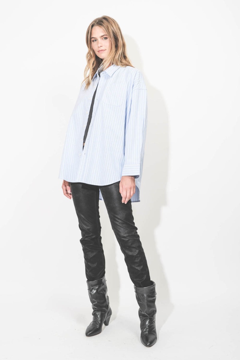 Chemise Button Front Shirt Denimist en coton bleu ciel rayures blanches. Portée de profil.