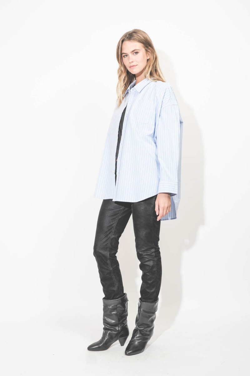 Chemise Button Front Shirt Denimist en coton bleu ciel rayures blanches. Portée de profil ouverte.