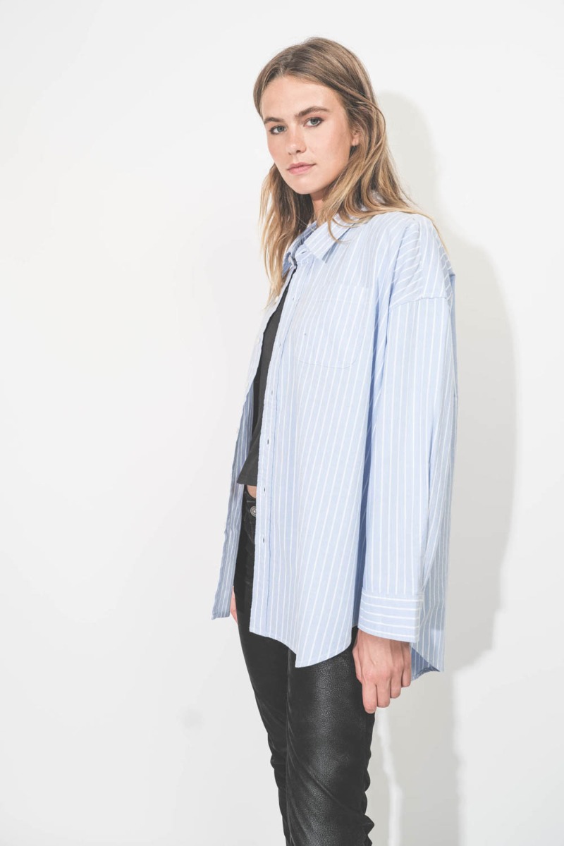 Chemise Button Front Shirt Denimist en coton bleu ciel rayures blanches. Portée.