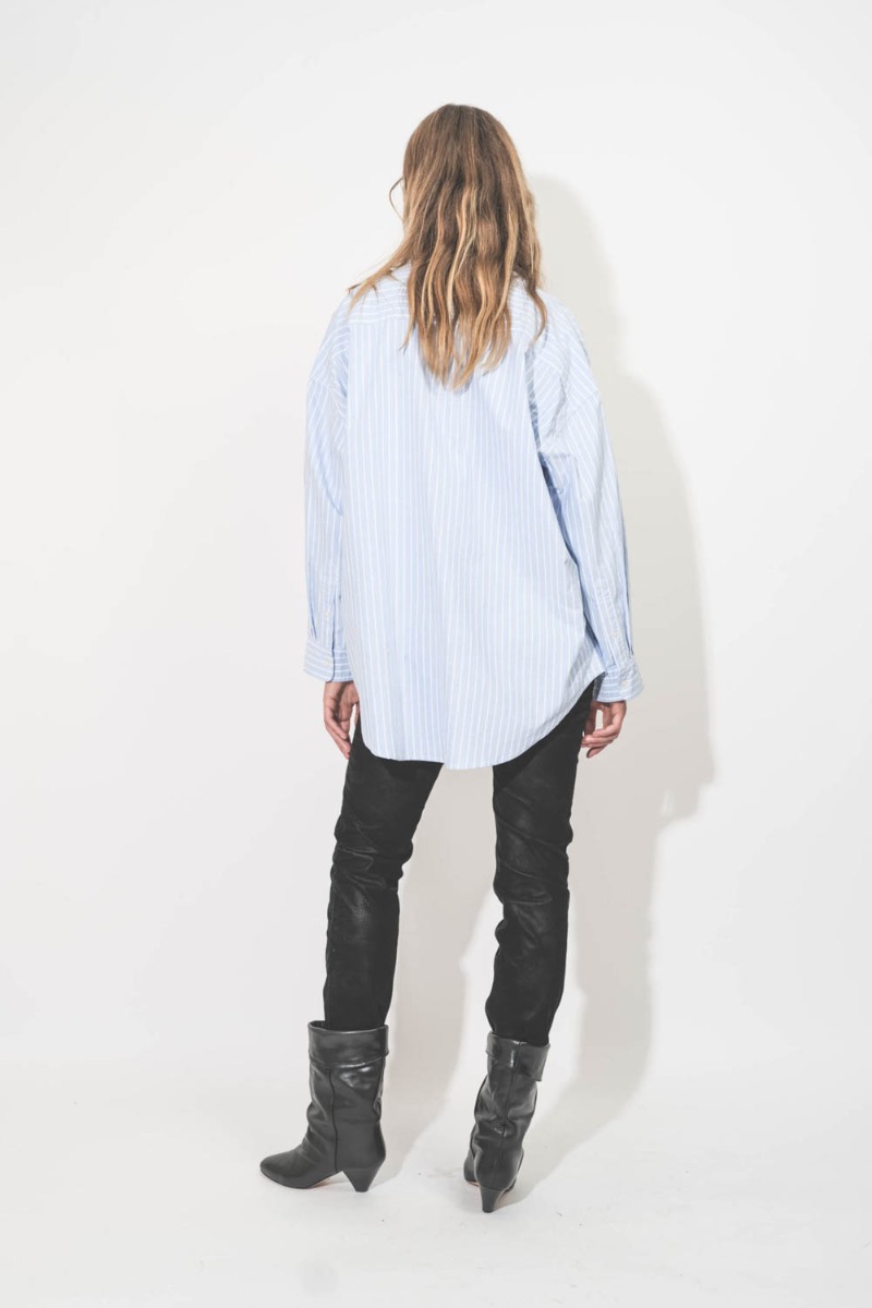 Chemise Button Front Shirt Denimist en coton bleu ciel rayures blanches. Portée de dos.