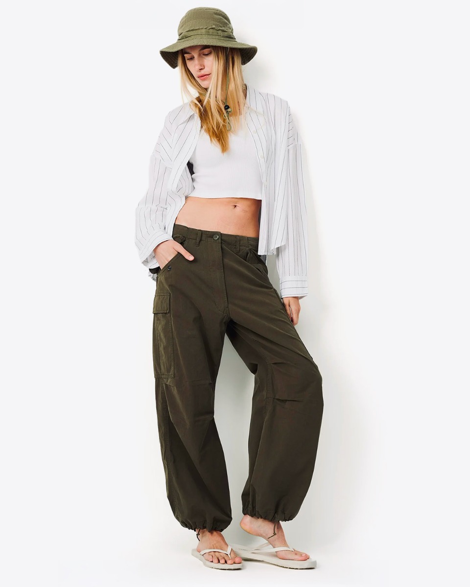 Chemise courte manches longues Denimist en popeline de coton blanc &agrave; fines rayures noires, port&eacute;e ouverte de face.