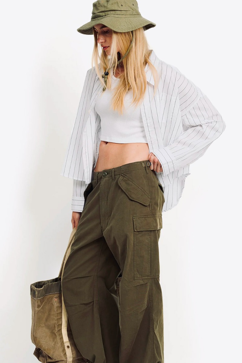 Chemise courte manches longues Denimist en popeline de coton blanc &agrave; fines rayures noires, port&eacute;e ouverte de profil.