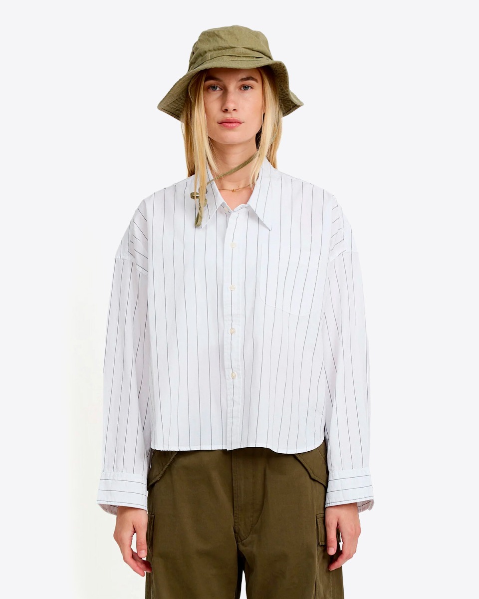 Chemise courte manches longues Denimist en popeline de coton blanc &agrave; fines rayures noires, port&eacute;e ferm&eacute;e de face.