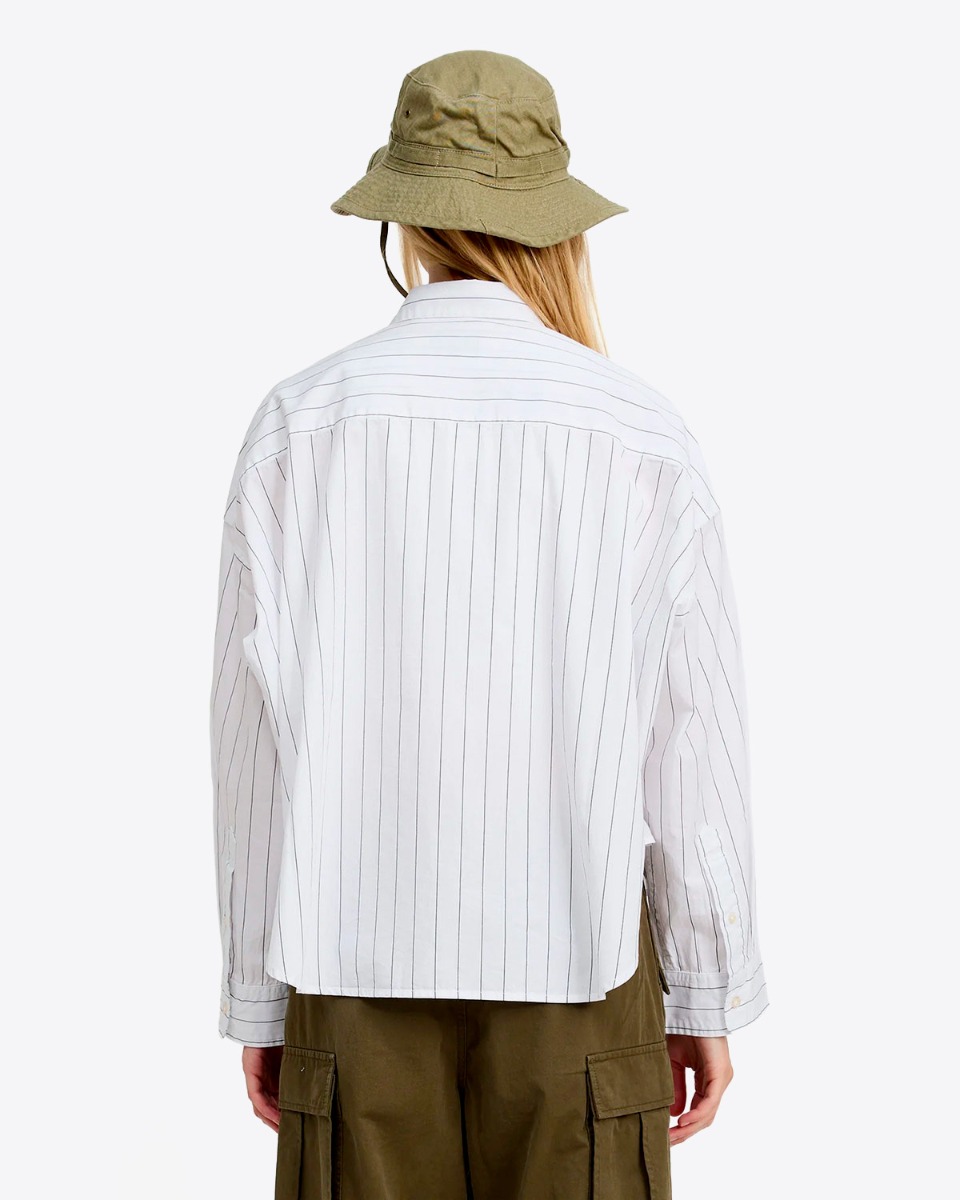 Chemise courte manches longues Denimist en popeline de coton blanc &agrave; fines rayures noires, port&eacute;e de dos.