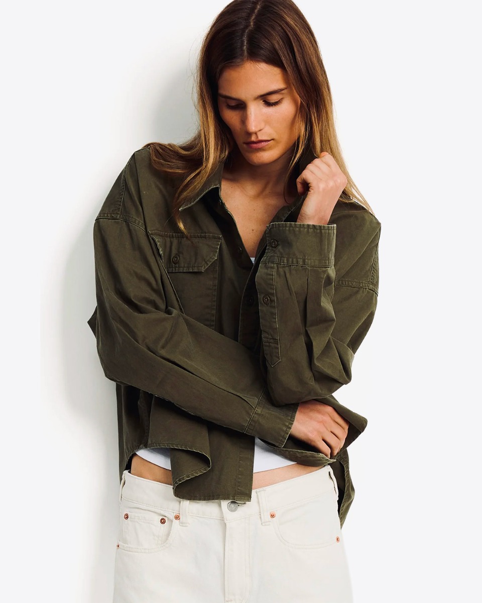 Chemise utilitaire courte Denimist en coton vert olive, port&eacute;e de face avec un jean blanc.