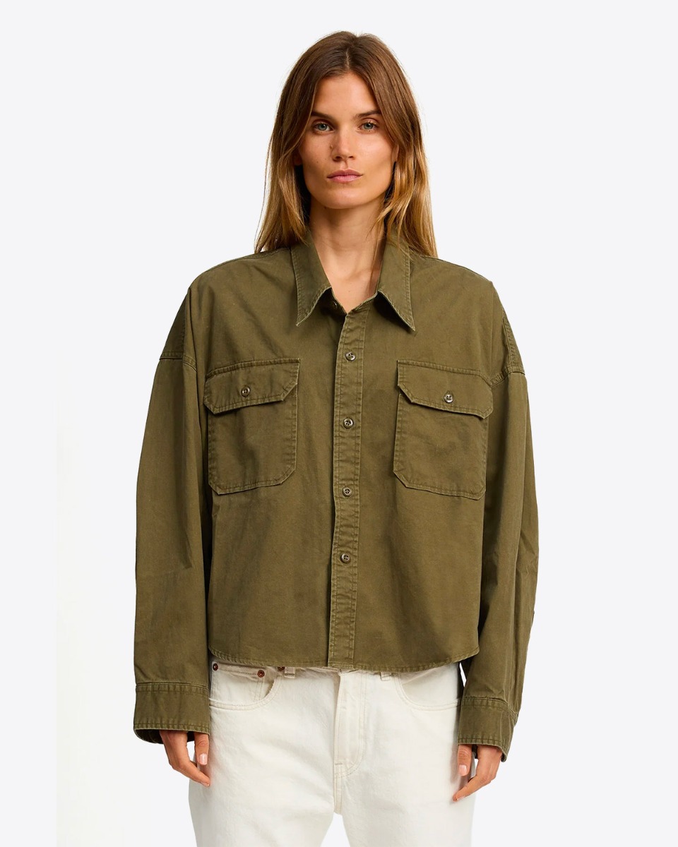 Chemise utilitaire courte Denimist en coton vert olive, port&eacute;e ferm&eacute;e de face.