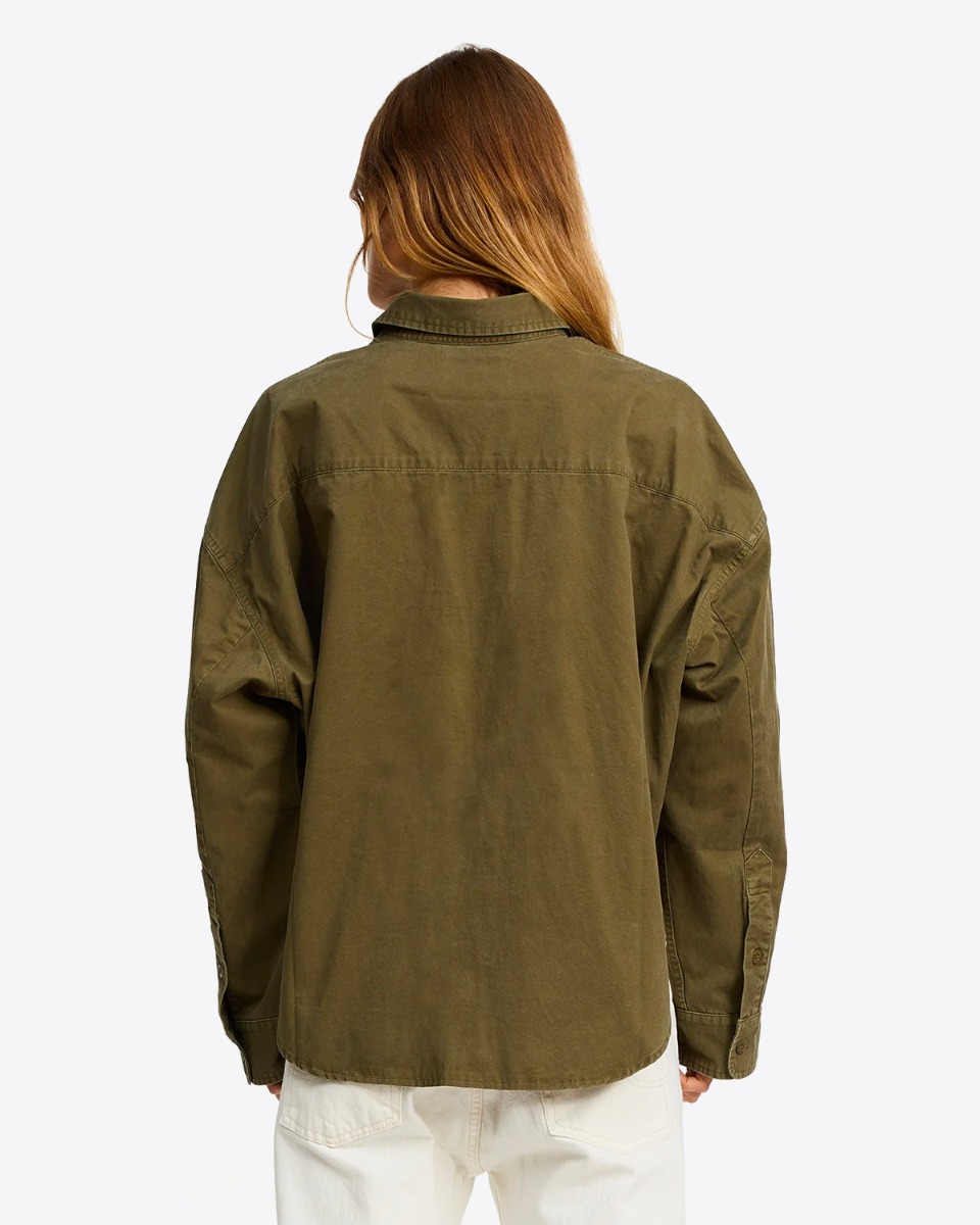 Chemise utilitaire courte Denimist en coton vert olive, port&eacute; de dos.