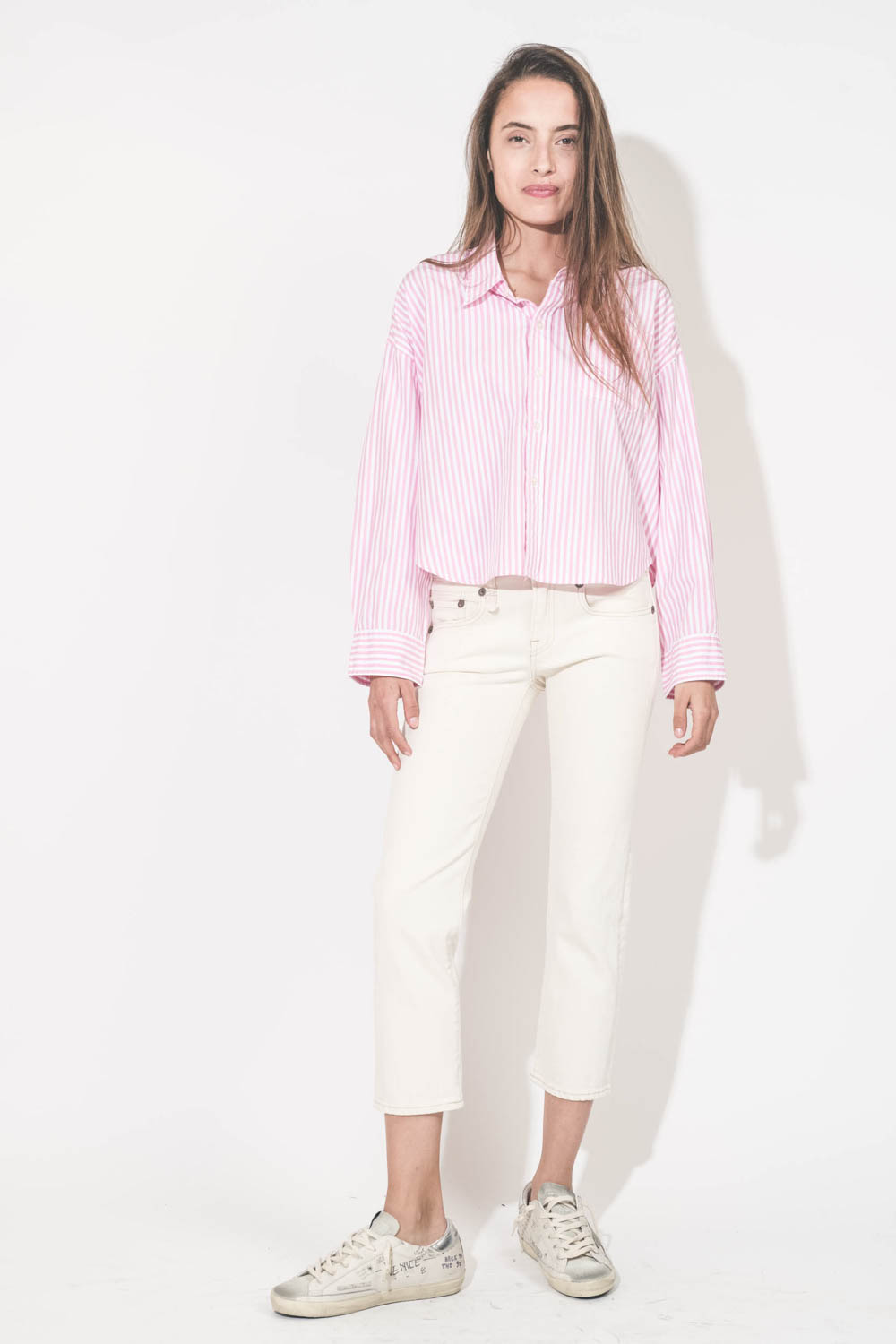 Chemise courte en popeline de coton rayée rose et blanche Cropped Shirt Denimist. Portée avec un jean boy straight écru stretch R13 denim et des sneakers Super-Star Graffiti Golden Goose. 