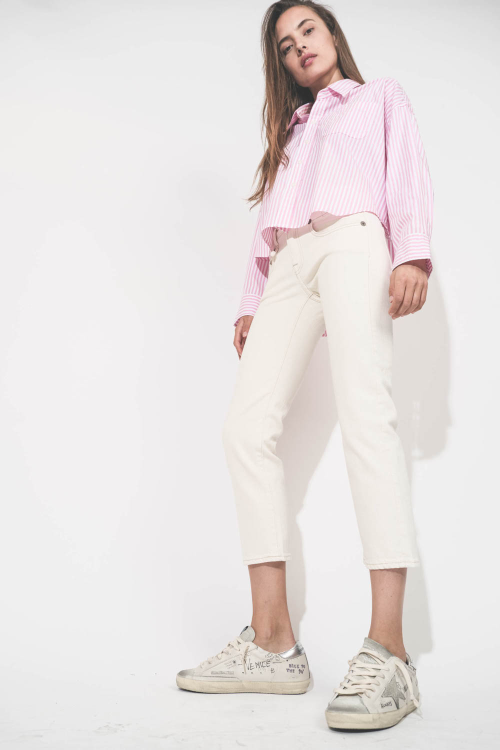 Chemise courte en popeline de coton rayée rose et blanche Cropped Shirt Denimist. Portée avec un jean boy straight écru stretch R13 denim et des sneakers Super-Star en cuir blanc Graffiti étoile en cuir suédé Golden Goose. 